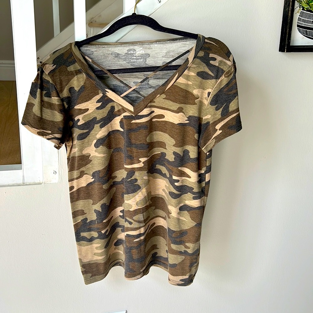⭐️4/$20 BUNDLE ITEM⭐️ Camouflage tee